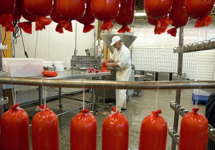Sausage making. Fotograf Paul Marshall
