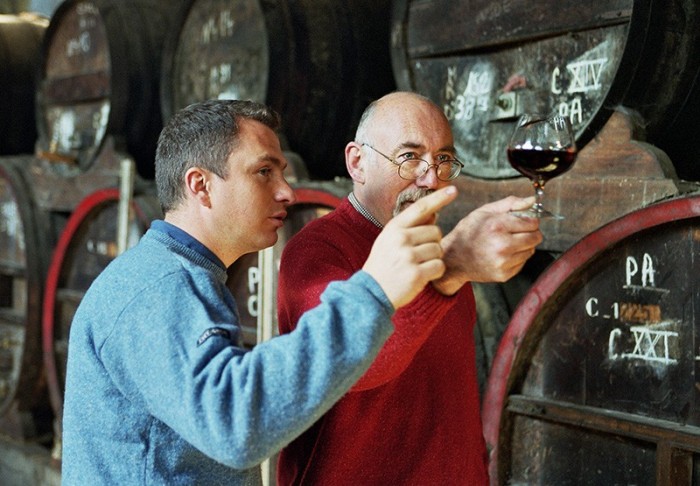 Calvados tasting in Normandy, France. Fotograf Paul Marshall