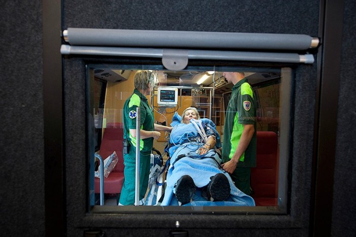 Ambulance, infirmery, old women. Fotograf Paul Marshall