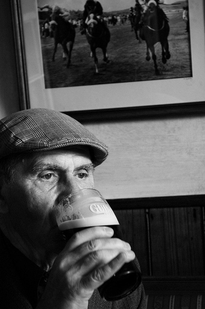 Irishman drinking guinness. Fotograf Paul Marshall