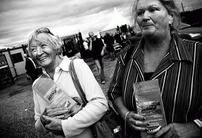 Irish women at the racecourse in Ireland. Fotograf Paul Marshall